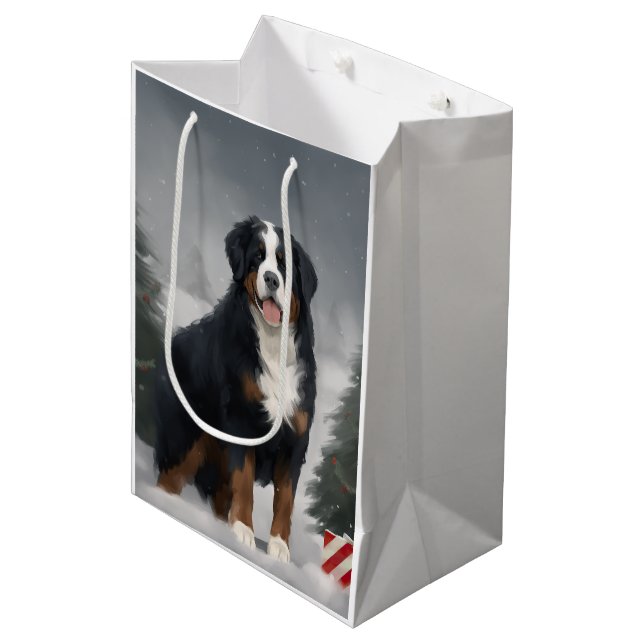 Sacola Para Presentes Média Cachorro da Montanha Bernese no Natal da Neve (Frente inclinada)