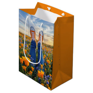 Sacola Para Presentes Média Calças de aniversário e tênis laranja entre flores