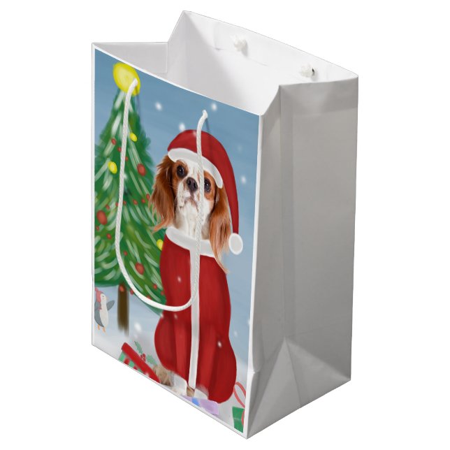 Sacola Para Presentes Média Cavalier King Dog em Neve com presentes de Natal (Frente inclinada)