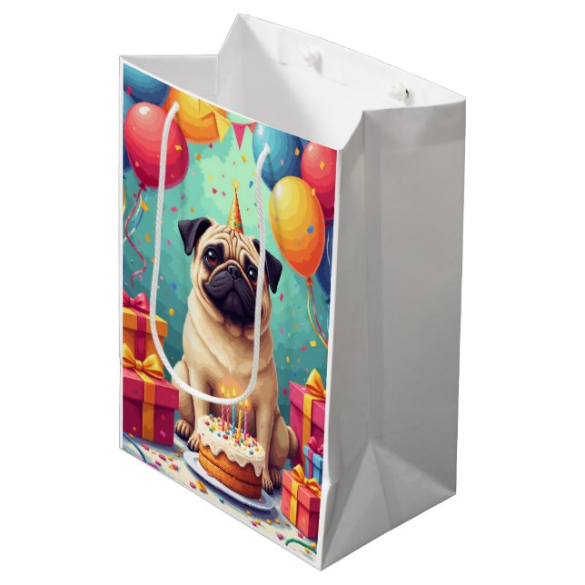 Sacola Para Presentes Média Celebração de Aniversário de Pug (Frente inclinada)