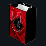 Sacola Para Presentes Média Celebração do Aniversário de Casamento de Rosa 15<br><div class="desc">Celebre o aniversário de casamento da 15 com esta bolsa de presente de na moda! As letras brancas elegantes sobre um fundo de rosa vermelha romântico acrescentam um toque memorável para esta ocasião especial e marco. Personalize com os nomes dos casais e anos de casamento. O reverso mostra design idêntico....</div>