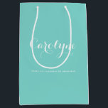 Sacola Para Presentes Média Chá de panela de Bridesmaid Personalizado Azul<br><div class="desc">Deem ao obrigado as suas damas de noiva,  raparigas de flores,  madrinhas de casamento e outras festas de noiva usando esta bolsa de presente personalizável. Apresenta cor azul de fundo com caligrafia branca moderna.</div>