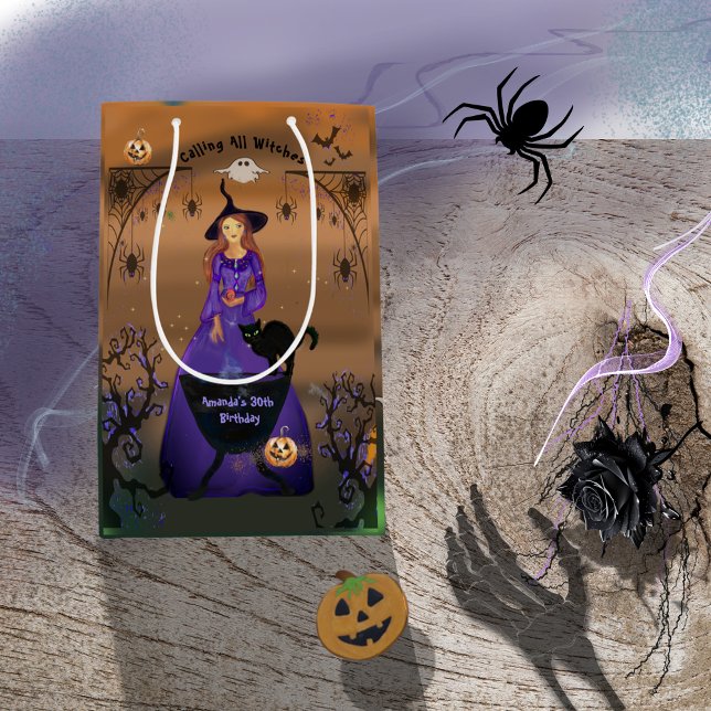 Sacola Para Presentes Média Chamando todas as bruxas para o aniversário do Dia (Calling All Witches Halloween Birthday Medium Gift Bag)