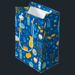 Sacola Para Presentes Média Chanukah Celebrando o Azul Gelt<br><div class="desc">Crie um belo presente Chanukah com este saco de presentes e papel de lenços.</div>