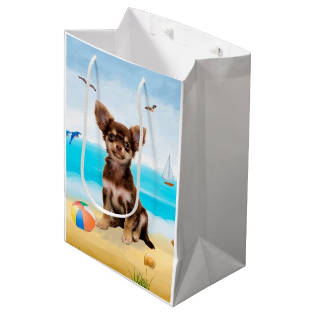 Sacola Para Presentes Média Chihuahua Dog na praia (Frente inclinada)