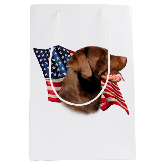 Sacola Para Presentes Média Chocolate Labrador Retriever American Flag (Frente)