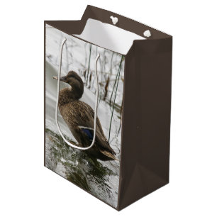 Sacola Para Presentes Média Cinza se abaixa no lago escuro