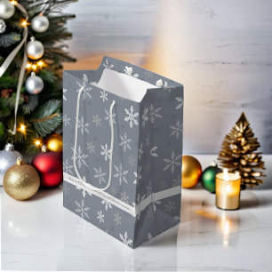 Sacola Para Presentes Média Cinzas Elegantes e padrões de Flocos de Neve Branc
