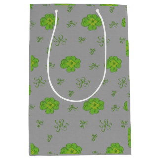 Sacola Para Presentes Média Clover de quatro folhas verde em fundo neutro