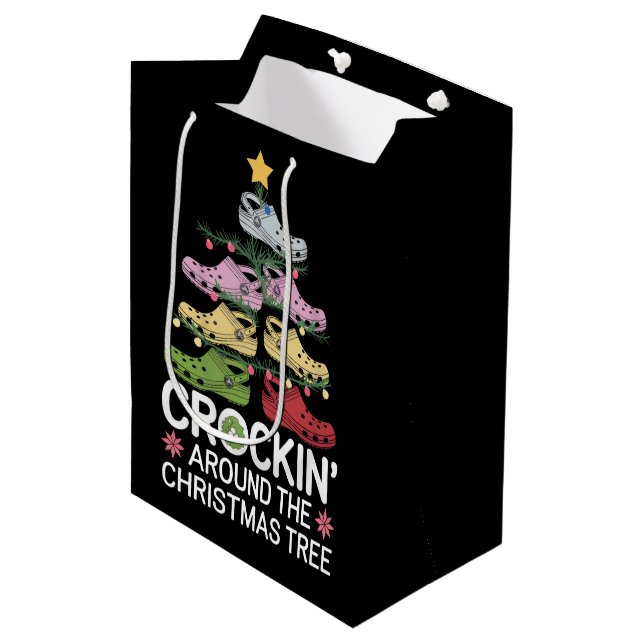 Sacola Para Presentes Média Cozinhando em Volta da Árvore de Natal (Frente inclinada)