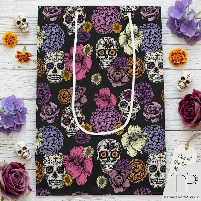 Sacola Para Presentes Média Cránios de Açúcar & Flores (Hand drawn sugar skull and floral art gift bag with a chic noir aesthetic)