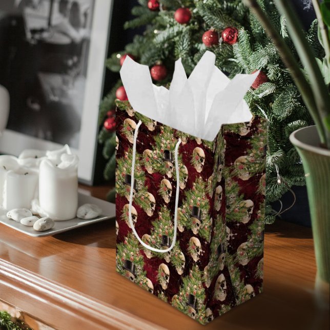Sacola Para Presentes Média Crânios de árvores de natal gótica e vermelhos cla (Gothic Christmas Tree Skulls and Lights Red Medium Gift Bag)