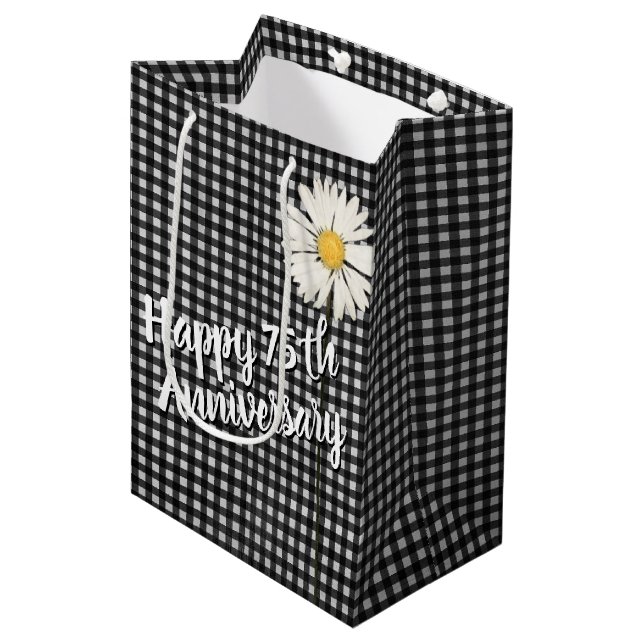 Sacola Para Presentes Média Daisy, 75.º aniversário, Gingham Medium Gift Bag (Frente inclinada)