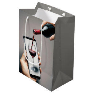 Sacola Para Presentes Média Derramamento de Vinho de Aniversário em um Smartph