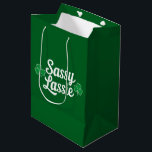 Sacola Para Presentes Média Dia de São Patrício Sassy Lassie Funny Irlandês<br><div class="desc">Dia de São Patrício Sassy Lassie Funny Irlandês</div>