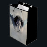 Sacola Para Presentes Média Doce Vintage Angel Christmas<br><div class="desc">Linda design de vintage de um doce anjo de Natal com asas brancas e brancas suaves e bochechas rosadas,  segurando seu rosto em suas mãos.</div>