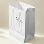 Sacola Para Presentes Média Dourada Bridesmaid Nome da Proposta Gift Bag<br><div class="desc">Saco de presente de damas de honra personalizado com caligrafia moderna clássica com design de coração de ouro.</div>