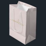 Sacola Para Presentes Média Dourado Script Feminino em Quadrinhos Personalizad<br><div class="desc">Sacos-presente personalizados para mulheres e raparigas,  Dourado Script Blush Party Pink Favor do Gift Bag Personalizado para o seu evento! Um toque perfeito para o seu casamento,  recepção,  chá,  festa ou evento.</div>
