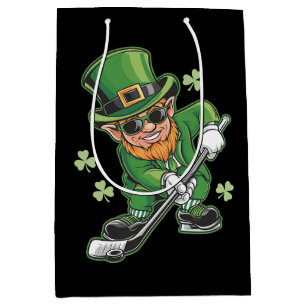 Sacola Para Presentes Média Duende Jogando Hóquei Dia de São Patrício Irlandês