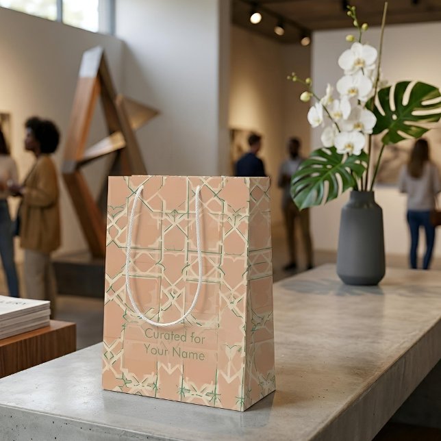 Sacola Para Presentes Média Earthy Arabesque | Terracotta & Sage (Lifestyle Shot)