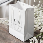 Sacola Para Presentes Média Elegante Modern Modern Minimalista Nome do Monogra<br><div class="desc">Apresente seus presentes em estilo com nosso nome minimalista preto-e-branco Mínimo Mínimo Mínimo de Nome Gift Bag. Este saco elegante ostenta uma design limpa e contemporânea, com um monograma personalizável que adiciona um toque personalizado ao seu dom. Criado com qualidade em mente, esse saco é sofisticado e minimalista, fazer adequado...</div>