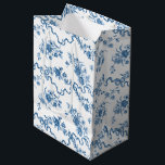 Sacola Para Presentes Média Elegante Vintage Rosas e fitas azuis gravadas<br><div class="desc">Rosas,  flores,  videiras,  folhas e borboletas,  azuis,  elegantes e românticas,  gravadas a azul,  com fitas e arcos entrelaçados sobre fundo branco.</div>