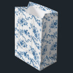 Sacola Para Presentes Média Elegante Vintage Rosas e fitas azuis gravadas<br><div class="desc">Rosas,  flores,  videiras,  folhas e borboletas,  azuis,  elegantes e românticas,  gravadas a azul,  com fitas e arcos entrelaçados sobre fundo branco.</div>