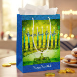 Sacola Para Presentes Média Escuro Leve de Amor pela Paz em Hanukkah<br><div class="desc">"Paz, amor e luz." Uma ilustração detalhada de uma menorah artística brilhante, colorida, verde e amarela contra um fundo azul de brilho falso ajuda-o a lançar as férias de Chanucá no estilo. Sinta o calor e a alegria da temporada de festas sempre que você usa este saco de presentes personalizado...</div>