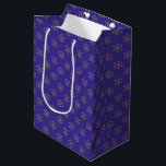 Sacola Para Presentes Média Estrela de Hanukkah Chanukah de David Menorah Dour<br><div class="desc">Enrole seus presentes de Hanukkah com amor e calor usando nossa bolsa de presente da Estrela de David Menorah. Esta bolsa de presentes é uma celebração da beleza de Chanucá, apresentando a elegante Estrela de David e a menorah radiante em ouro e azul impressionantes. É como um pedaço do Festival...</div>