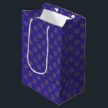 Sacola Para Presentes Média Estrela de Hanukkah Chanukah de David Menorah Dour<br><div class="desc">Enrole seus presentes de Hanukkah com amor e calor usando nossa bolsa de presente da Estrela de David Menorah. Esta bolsa de presentes é uma celebração da beleza de Chanucá, apresentando a elegante Estrela de David e a menorah radiante em ouro e azul impressionantes. É como um pedaço do Festival...</div>