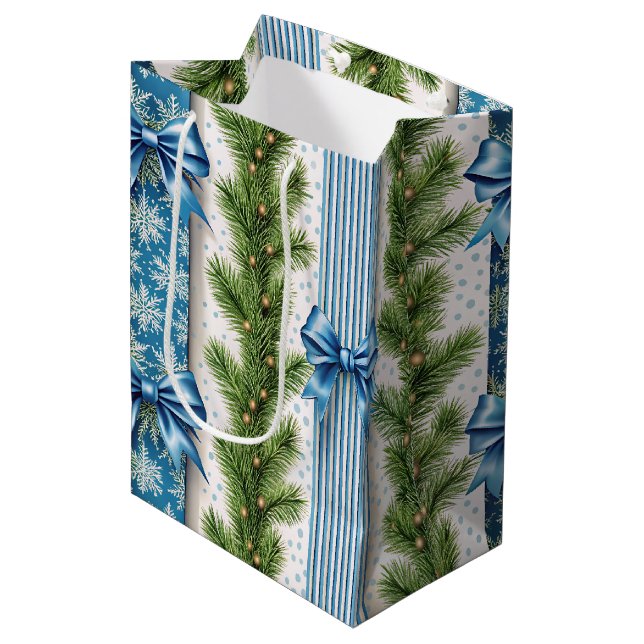 SACOLA PARA PRESENTES MÉDIA EVERGREEN GARLAND BLUE HOLIDAYS BOWS & STRIPES (Frente inclinada)