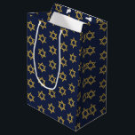 Sacola Para Presentes Média Feliz Hanukkah Chanukah Holiday Gift Bag<br><div class="desc">O design de folha de ouro simulado por "faaux" é incorporado neste design. Você pode encontrar itens de coordenação adicionais na nossa coleção "Happy Hanukkah Chanukah".</div>