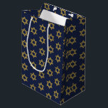Sacola Para Presentes Média Feliz Hanukkah Chanukah Holiday Gift Bag<br><div class="desc">O design de folha de ouro simulado por "faaux" é incorporado neste design. Você pode encontrar itens de coordenação adicionais na nossa coleção "Happy Hanukkah Chanukah".</div>