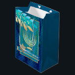 Sacola Para Presentes Média Feliz Hanukkah. Dourada Menorah e Estrela de David<br><div class="desc">Feliz Hanukkah. Estrela de David,  Menorah e Olive Branches de Folha de Ouro Design Hanukkah Gift Bags. Cartões,  convites de festas e presentes disponíveis na Categoria Feriados Judeus / Hanukkah da nossa loja.</div>