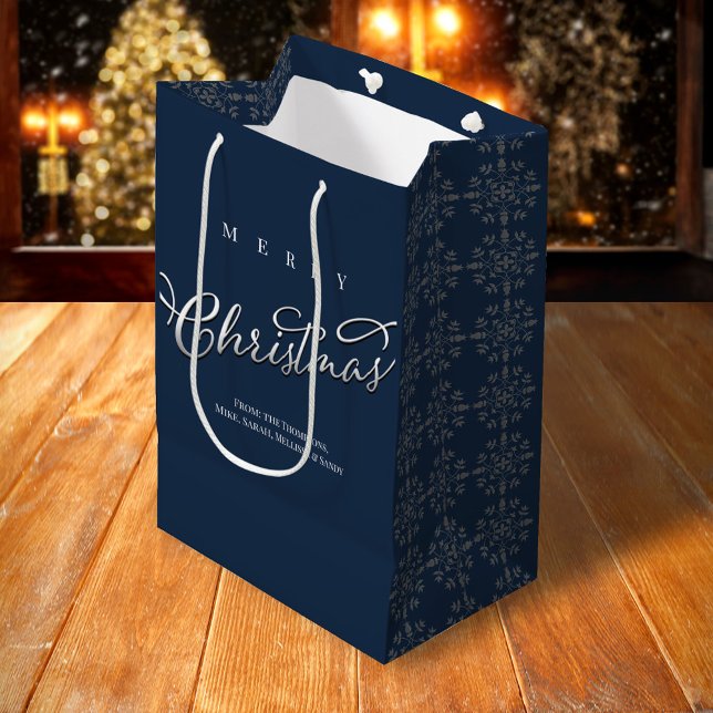 Sacola Para Presentes Média Feliz Natal Caligrafia Marinho Azul Floco de Neve (Merry Christmas holiday snowflake pattern silver calligraphy script gift bag)