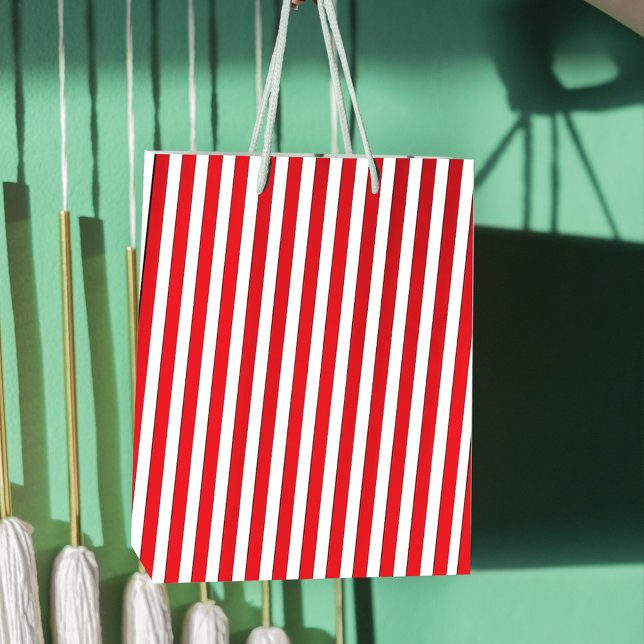 Sacola Para Presentes Média Feriado de Natal Simples Vermelho Strike Festivo (Simple candy cane striped red and white gift bag.)