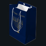 Sacola Para Presentes Média Feriado Dourado do azul de Menorah do falso feliz<br><div class="desc">Envolva seus presentes no estilo esta época natalícia com nossas bolsas elegantes do presente de Hanukkah. Estas características de design simples mas chiques um fundo dos azuis marinhos com um grande menorah do ouro do falso no centro. Acima dele lê "Hanukkah feliz". Projetado pelo © Tim Coffey e Susan Coffey...</div>