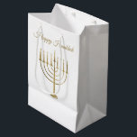 Sacola Para Presentes Média Feriado Dourado do branco de Menorah do falso<br><div class="desc">Envolva seus presentes no estilo esta época natalícia com nossas bolsas elegantes do presente de Hanukkah. Estas características de design simples mas chiques um fundo branco com um grande menorah do ouro do falso no centro. Acima dele lê "Hanukkah feliz". Projetado pelo © Tim Coffey e Susan Coffey dos artistas....</div>