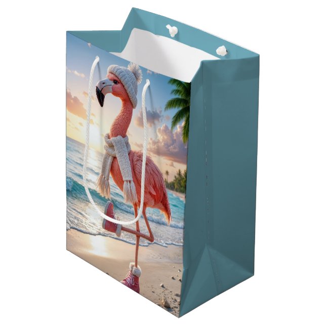 Sacola Para Presentes Média Flamingo Usando Cachecol e Botas Rosa (Frente inclinada)