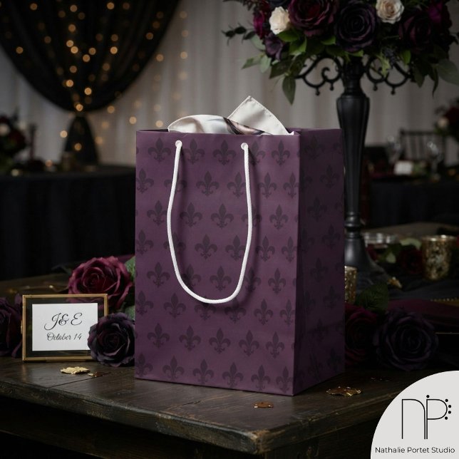 Sacola Para Presentes Média Fleur de Lis Roxo Escuro (Moody dark purple gothic fleur de lis medium gift bag for sophisticated, refined gift presentation.)