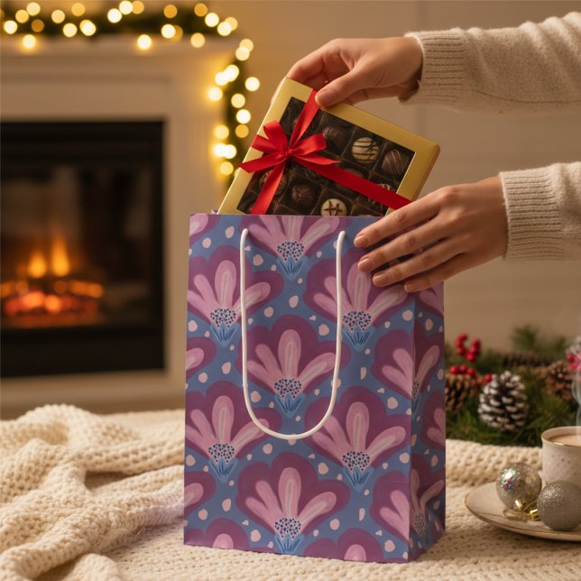 Sacola Para Presentes Média Flor Azul-Cor-de-Água Rosa (Perfect for anyone. Cute painted flowers bring a little playfulness to your gift.)