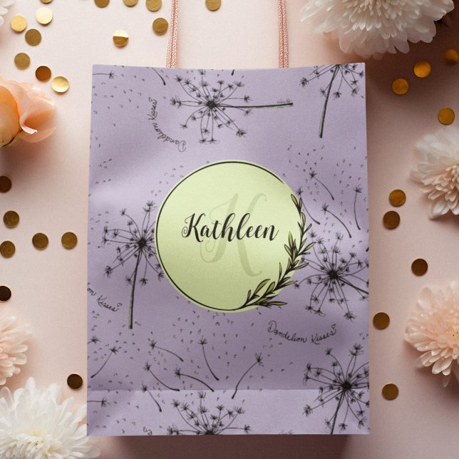 Sacola Para Presentes Média Flor de Campo Roxa Delicada Beijos de Dandelion Fl (Hand-drawn blowing hearts dandelion seeds on lavender background. Mother's Day, Valentine's, Wedding)