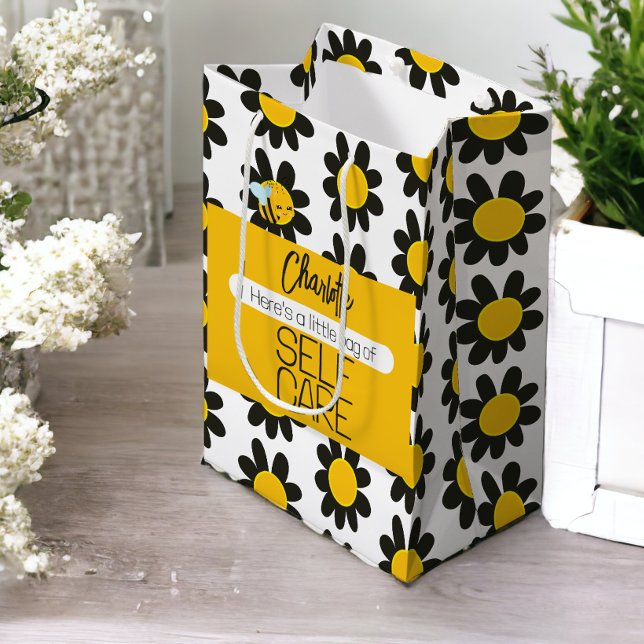 Sacola Para Presentes Média Flores Amarelas Pretas Personalizadas de Autoatend (Personalized Self Care Black Yellow Flowers Medium Gift Bag from Ricaso)