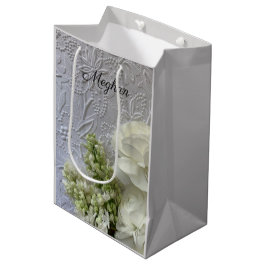 Sacola Para Presentes Média Flores brancas sobre fundo gravado