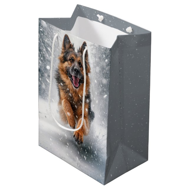 Sacola Para Presentes Média German shepherd De Aniversário Correndo Em Neve (Frente inclinada)