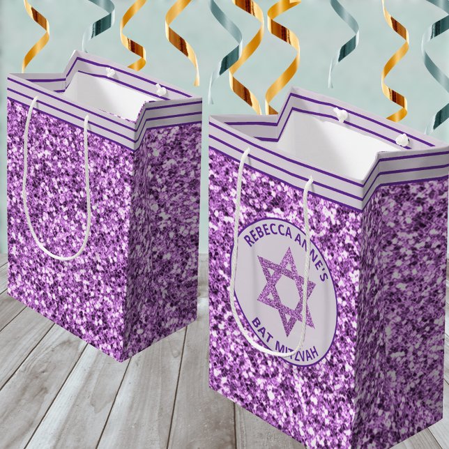 Sacola Para Presentes Média Glam Favoritos para festas Roxos Ou Apresenta Bat  (It's easy to personalize these faux purple glitter gift bags to hold Bat Mitzvah party favors)