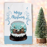 Sacola Para Presentes Média Glass Snowball Winter Village Blue Merry Christmas<br><div class="desc">Vidro Festivo Snowball Winter Village Foliage Feliz Natal Gift Bag. Contos de fadas se casam no inverno com neve. Lindas plantas de escalada azul. Um desejo Feliz de Natal em um roteiro de tendências. Você pode mudar qualquer texto na bolsa.</div>