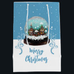 Sacola Para Presentes Média Glass Snowball Winter Village Blue Merry Christmas<br><div class="desc">Vidro Festivo Aldeia de inverno Snowball Planta Subindo Feriado Feliz de Natal Sag. O conto de fadas se casa no inverno com neve e belos flocos de neve. Lindas plantas brancas e azuis escalando. Um desejo Feliz de Natal em um roteiro de tendências. Você pode mudar qualquer texto na bolsa....</div>