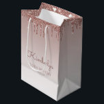 Sacola Para Presentes Média Glitter Drip 50th Birthday Rosa Dourado<br><div class="desc">Este saco de presente de festa de aniversário chic 50th apresenta uma borda brilhante de luz azul-glitter e fundo rosa-ouro-ombre. Personalize-o com o seu nome em escrita manual,  juntamente com o seu aniversário e data abaixo.</div>