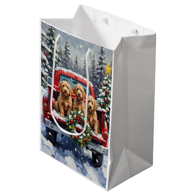 Sacola Para Presentes Média Goldendoodle Christmas Red Truck Holiday (Frente inclinada)